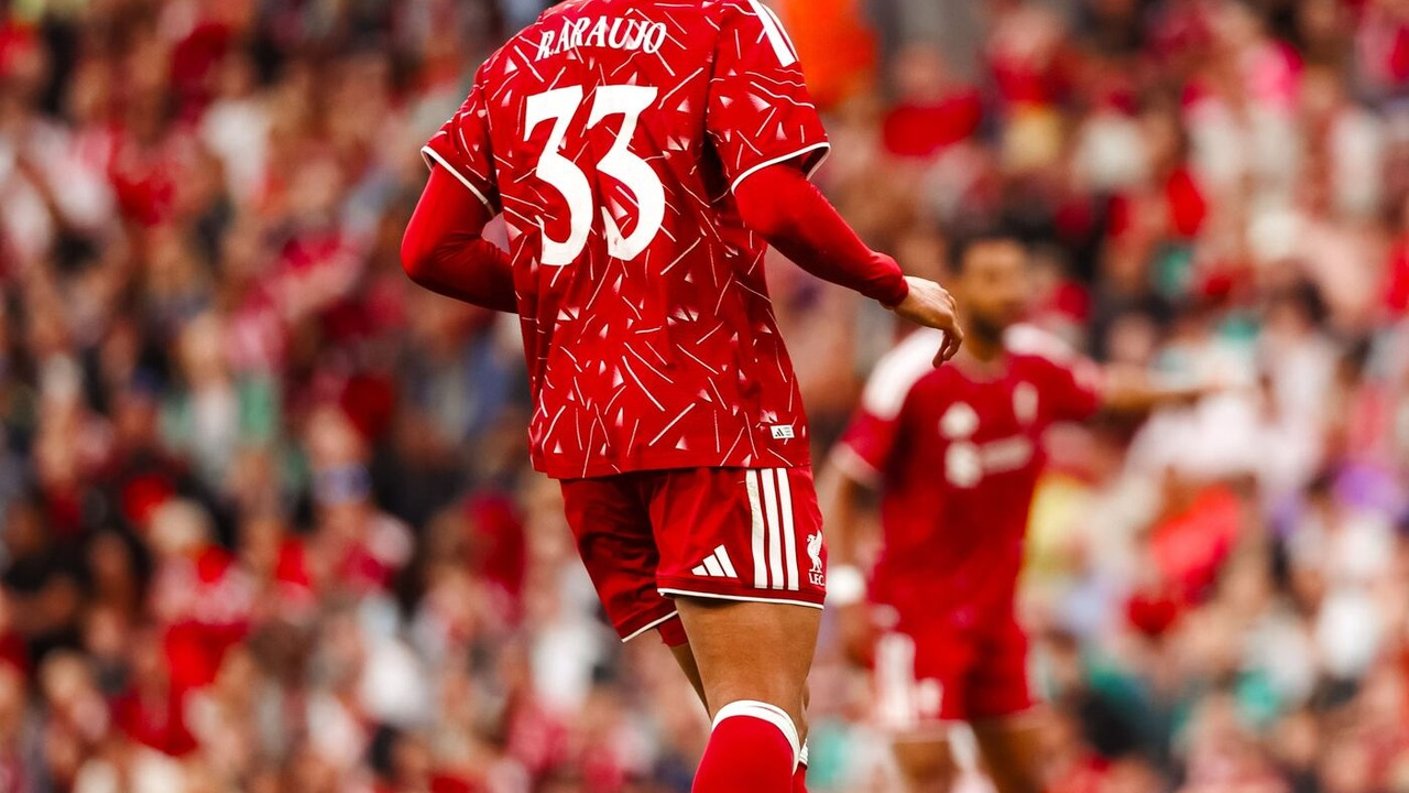 Ronald Araujo plays for Liverpool against Como
