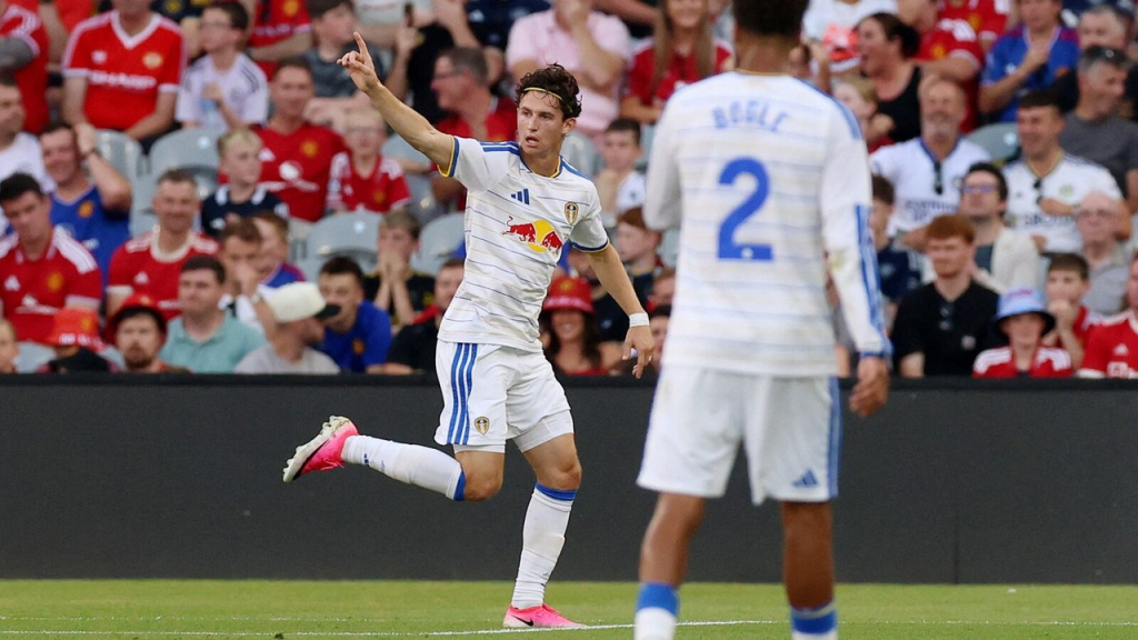 Manchester United defeat Leeds in a Dublin shootout