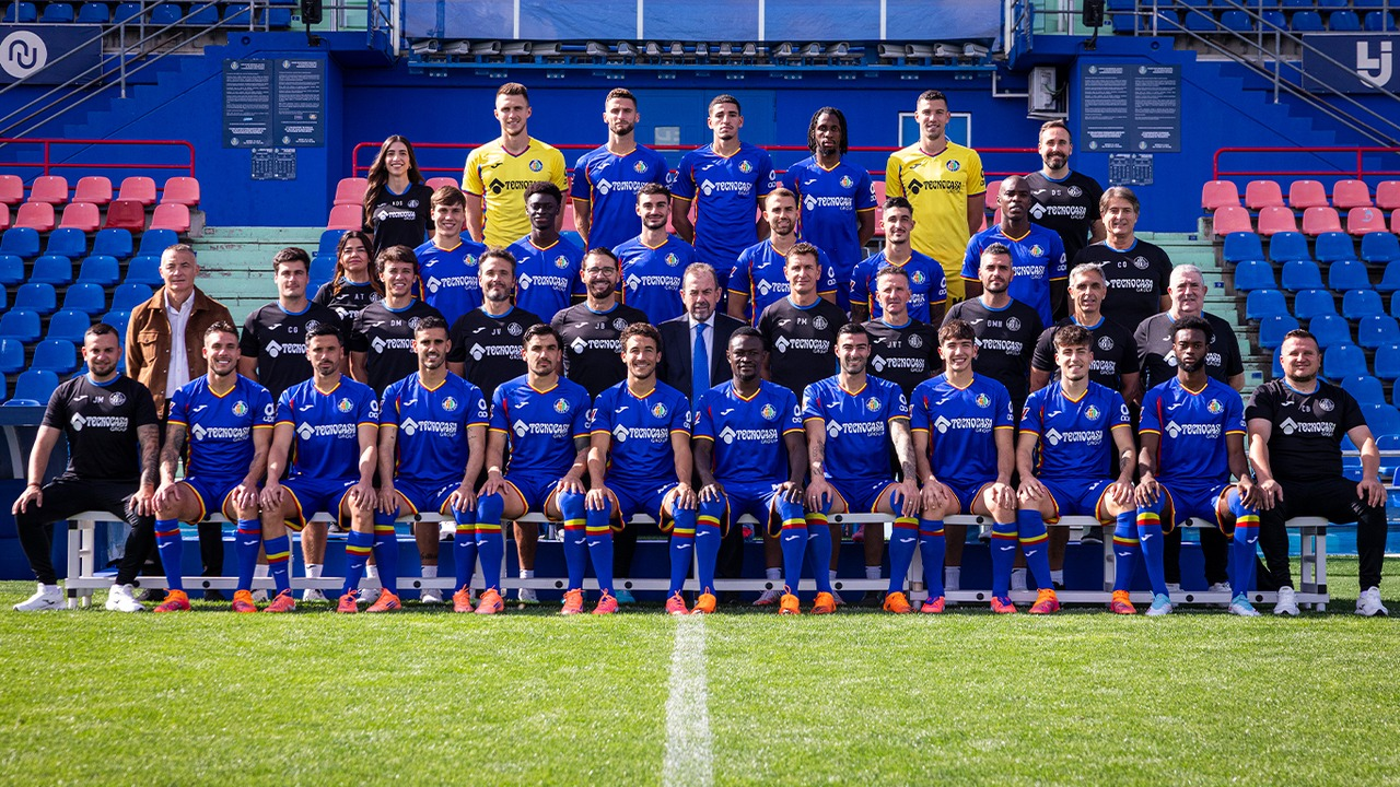 Getafe players stand together in blue shirts