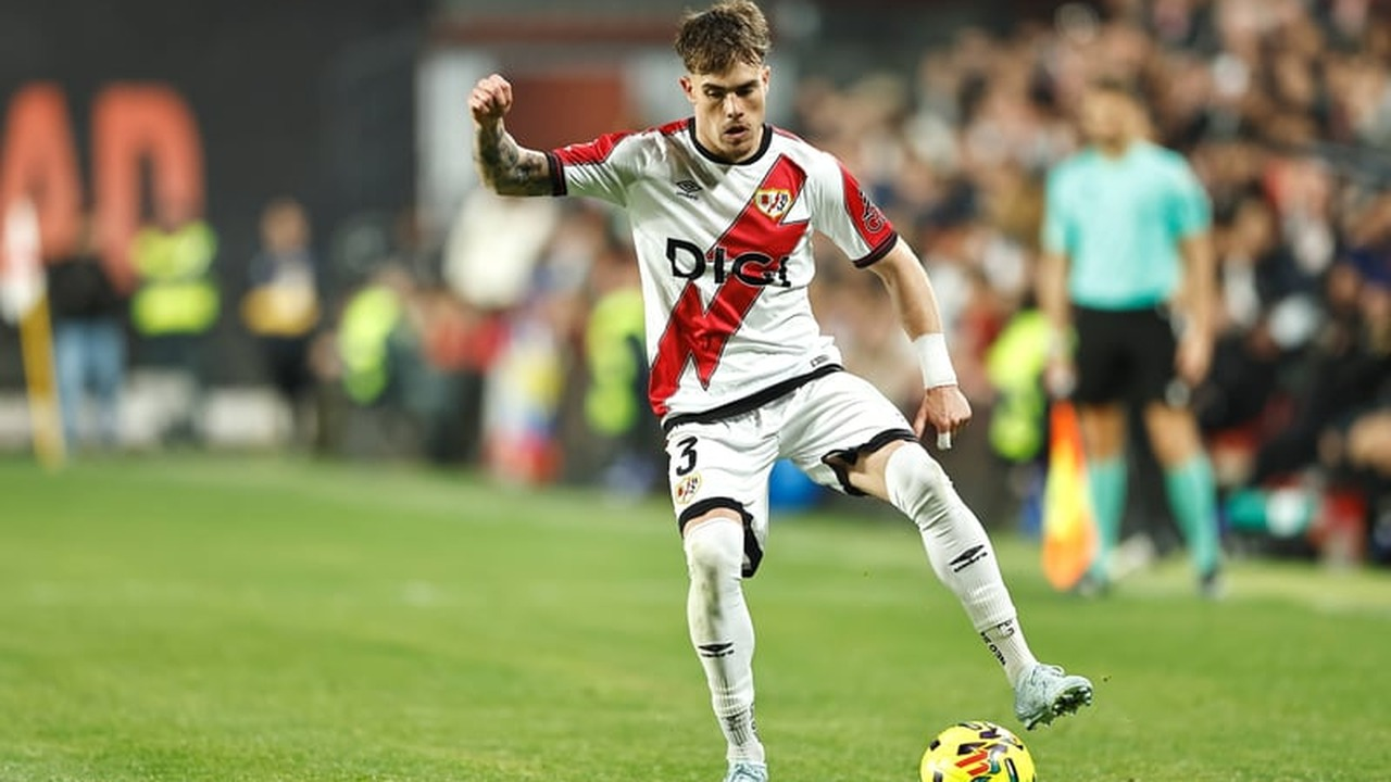 Pep Chavarria plays the ball for Rayo Vallecano