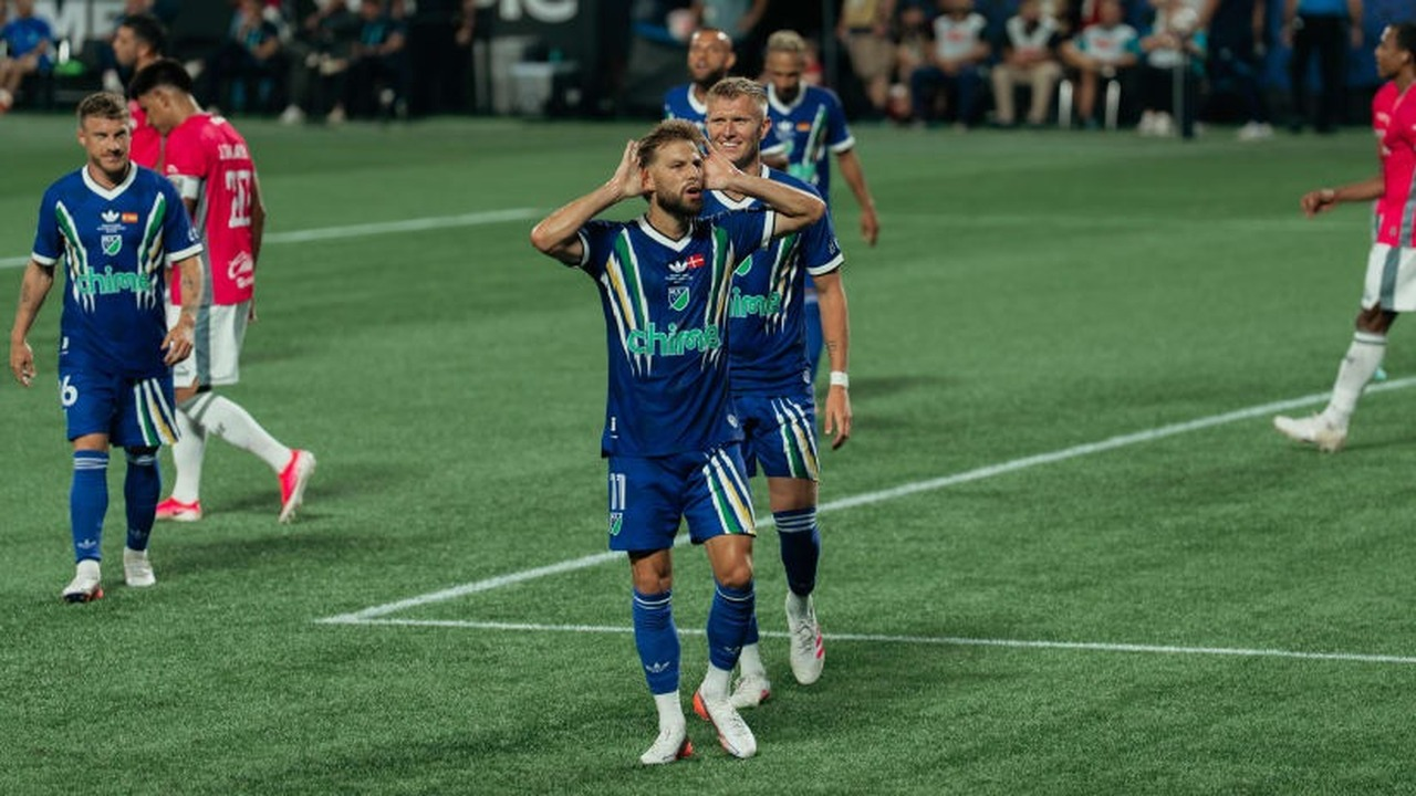 Chicago Fire and Charlotte players compete for the ball