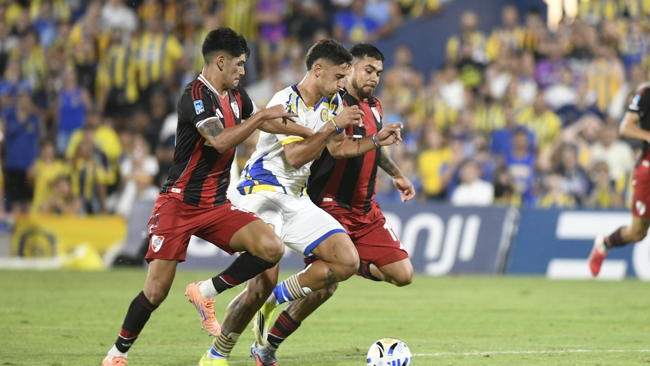 River Plate and Rosario Central players chase the ball